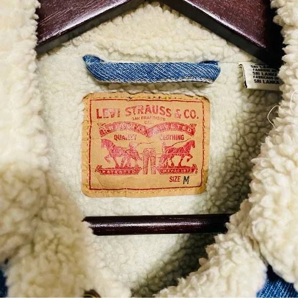 Levi’s Womens Light Blue Washed Sherpa Trucker Jacket Size Medium - Picture 2 of 6